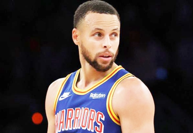 Stephen Curry NBA tarihinin 3 sayılık basket rekorunu kırdı