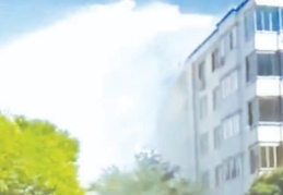 Su borusu patladı, tazyikli su 6 katlı apartmanın boyunu aştı