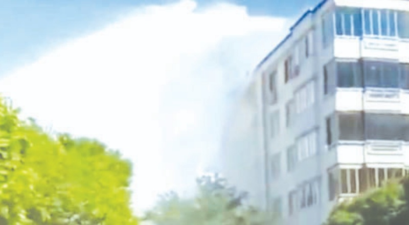 Su borusu patladı, tazyikli su 6 katlı apartmanın boyunu aştı