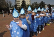 Su damlası şeklindeki kostümleriyle dans ettiler