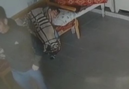 Su içmek için geldi, uyuyan görevlinin telefonunu çaldı