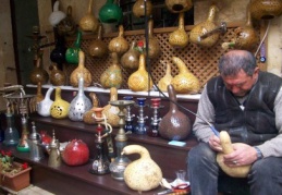 Su kabağından avize ve süs eşyaları yapıyor
