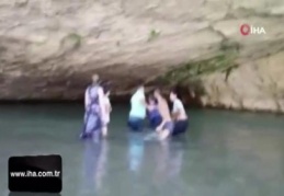 Suda yaşanan can pazarı kamerada