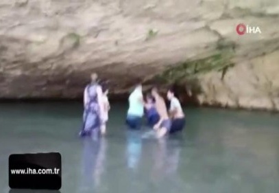 Suda yaşanan can pazarı kamerada