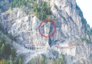 Sümela Manastırı'nı tehdit eden 360 tonluk kaya, çelik kazıklarla sabitlenecek
