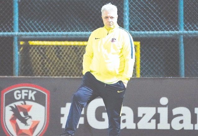 Sumudica: "Takımımda sadece 16 oyuncu var ve acilen transfer istiyorum"