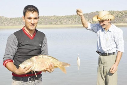 Suni gölette balık keyfi yaşıyorlar