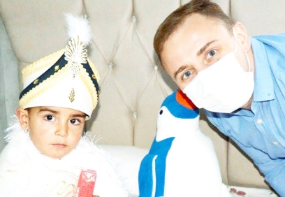 Sünnet edilen çocuklara baza takımı hediye ediliyor