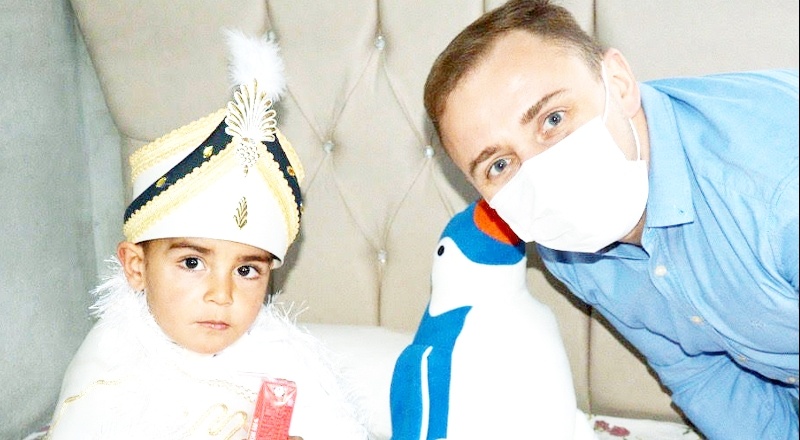 Sünnet edilen çocuklara baza takımı hediye ediliyor