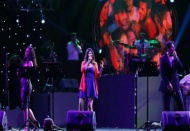 SunshineBand, sahne aldı
