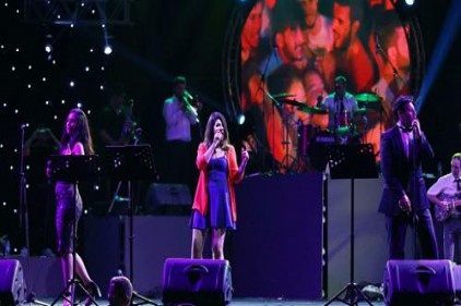 SunshineBand, sahne aldı