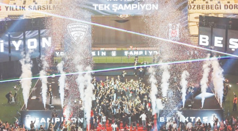 Süper Lig şampiyonu Beşiktaş kupasını aldı