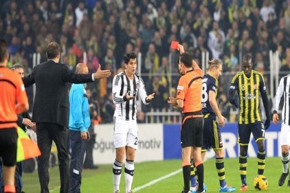 Süper lig&#8217;de bu yil kartlar havada uçuştu