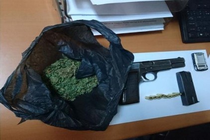 Şüphe üzerine durdurulan araçtan silah ve uyuşturucu ele geçirildi 