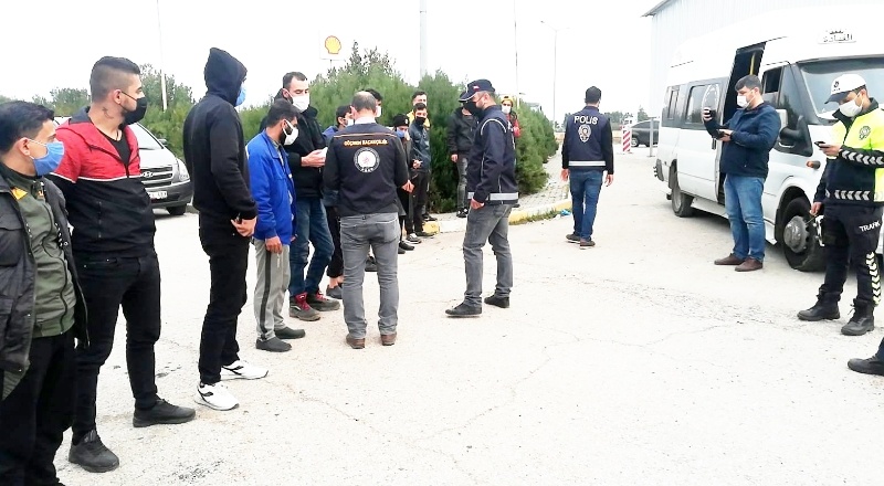 Şüpheli araçtan 10 mülteci çıktı