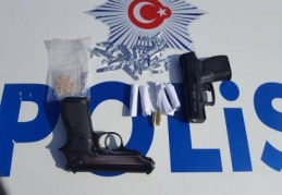 Şüpheli araçtan ruhsatsız tabanca çıktı