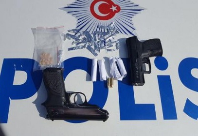 Şüpheli araçtan ruhsatsız tabanca çıktı