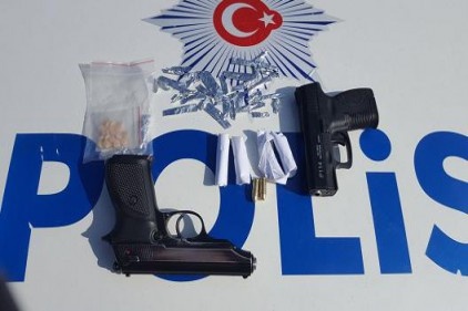 Şüpheli araçtan ruhsatsız tabanca çıktı