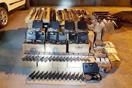 Şüpheli kamyonetten çok sayıda silah çıktı