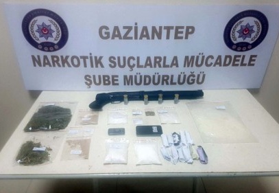 Şüpheli şahısların üzerinden uyuşturucu çıktı 