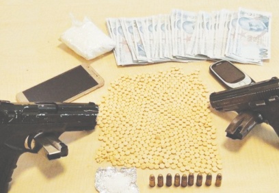 Şüpheli şahısların üzerinden uyuşturucu ve silah çıktı