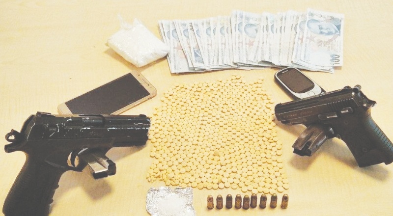 Şüpheli şahısların üzerinden uyuşturucu ve silah çıktı