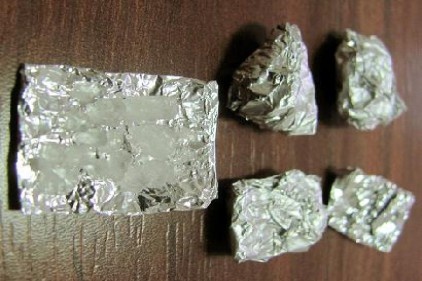 Şüpheli şahsın üzerinde uyuşturucu madde ele geçirdi
