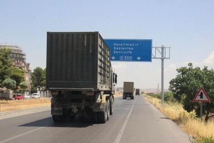Suriye sınırına topçu bataryası ile mühimmat sevkiyatı yapıldı 
