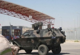 Suriye sınırındaki hassas bölgelerde devriye geziyor