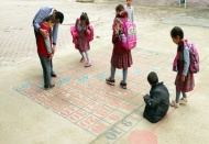 Suriye sınırındaki okulda öğrencilerine oyun oynatarak matematik öğretiyor