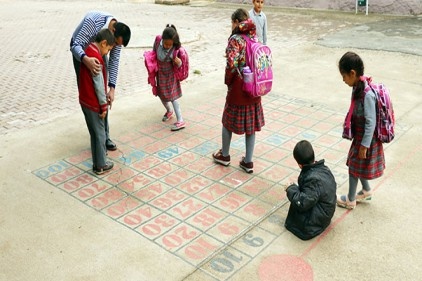 Suriye sınırındaki okulda öğrencilerine oyun oynatarak matematik öğretiyor