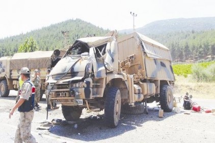 Suriye'den dönen askeri araç kaza yaptı: 2 asker yaralı 
