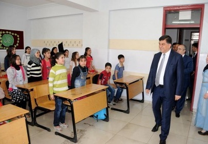 Suriyeli 700 öğrenciye kırtasiye yardımı yapıldı