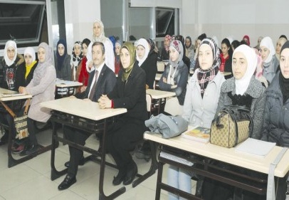 Suriyeli 570 öğrenciye Türkçe okuma yazma eğitimi veriyor