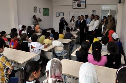 Suriyeli çocuklara kırtasiye yardımı yaptılar