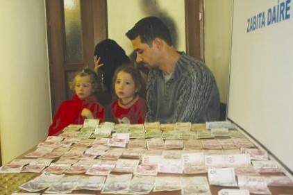 Suriyeli dilencinin üzerinden 300 lira çıktı