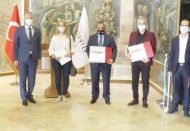 Suriyeli doktorlara plaket verildi