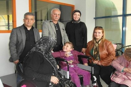 Suriyeli Fatma tekerlekli sandalyeye kavuştu 