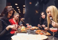 Suriyeli genç Polonyalılara mutfağımızı tanıtıyor 