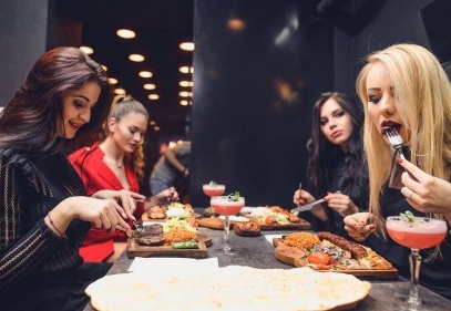 Suriyeli genç Polonyalılara mutfağımızı tanıtıyor 