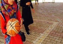 Suriyeli küçüklere hızlandırılmış öğrenim veren bir okul Skype aracılığıyla yönetiliyor