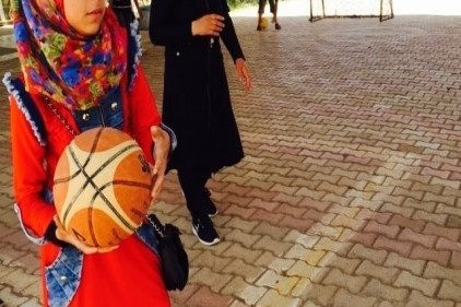 Suriyeli küçüklere hızlandırılmış öğrenim veren bir okul Skype aracılığıyla yönetiliyor