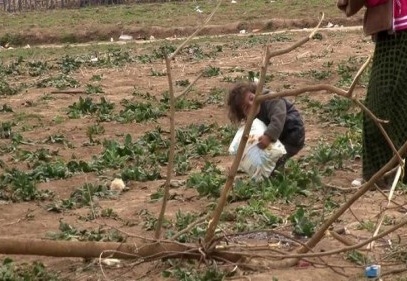 Suriyeli minik mültecinin ağır yükü