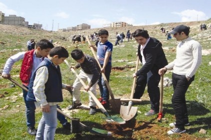 Suriyeli öğrenciler hatıra ormanı dikti