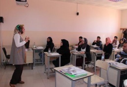 Suriyeli sığınmacılara Türkçe eğitimi veriliyor