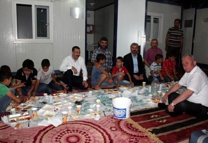 Suriyeli yetimlere iftar yemeği verip, hediyeler dağıttı