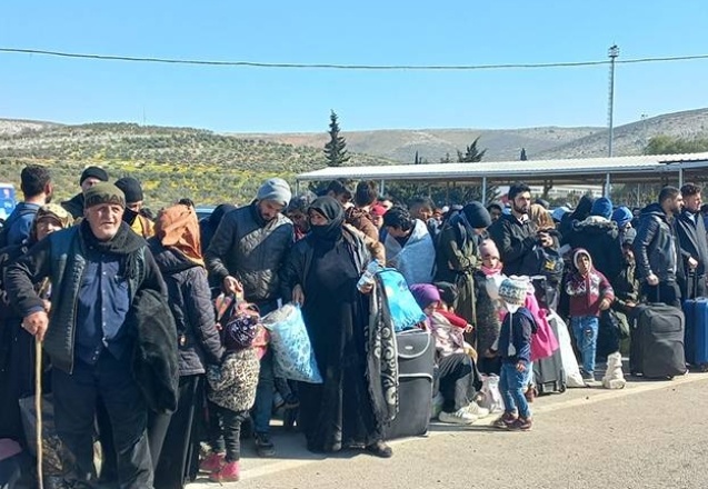 Suriyeliler depremden etkilenen yakınlarını görmek için ülkelerine gidiyor