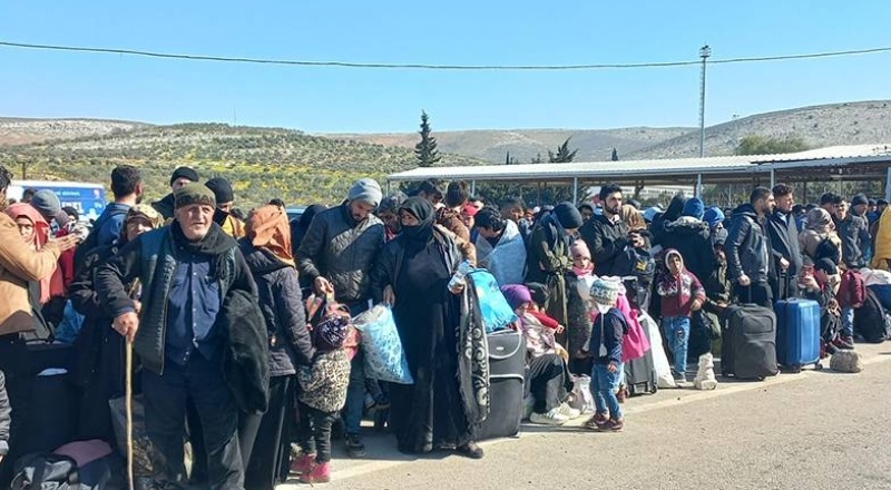 Suriyeliler depremden etkilenen yakınlarını görmek için ülkelerine gidiyor