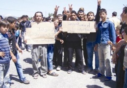 Suriyeliler, İdlib'de devam eden saldırıları protesto etti