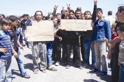 Suriyeliler, İdlib&#039;de devam eden saldırıları protesto etti